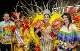 Reina del Carnaval de Soledad junto al Alcalde, Rey Momo y primera gestora social del municipio.