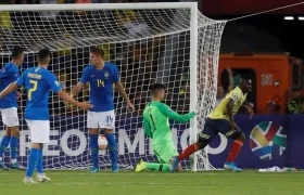 Edwin Cetre de Colombia celebra un gol ante Brasil.