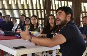 Alcalde Jaime Pumarejo en la mesa de trabajo en la Ciénaga de Mallorquín,