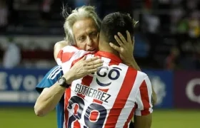 Teófilo Gutiérrez, delantero de Junior, se abraza con Jorge Jesus. 