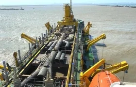 La draga Hang Jun 5001 dispuesta en el canal de acceso al puerto de Barranquilla.
