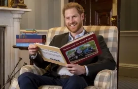 Fotografía cedida por Mattel del duque de Sussex con el libro "Thomas and the Royal engine".