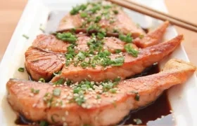 Las personas mayores incluyen el salmón en su dieta.