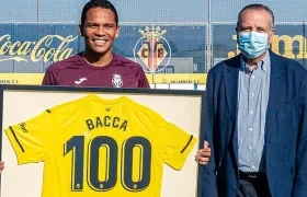 Carlos Bacca con la camiseta 100 por los partidos que lleva con el Villarreal.