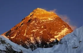 Everest (8.848 m) es la montaña más alta del mundo.