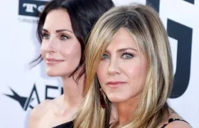 Las actrices estadounidenses Courteney Cox (izq) y Jennifer Aniston, protagonistas de la serie "Friends". 