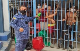Guardián y presos en la cárcel Modelo de Barranquilla.