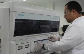 Laboratorio del Hospital Universidad del Norte ensaya vacunas de Covid-19