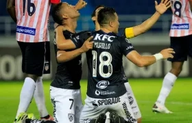 Jugadores del Independiente del Valle celebran su gol ante Junior. 