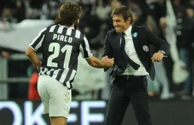 Andrea Pirlo se felicita con Antonio Conte, en el tiempo que compartieron en la Juventus.