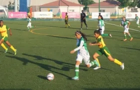 Fútbol Femenino en la cancha del polideportivo Carlos 'Pibe' Valderrama. 