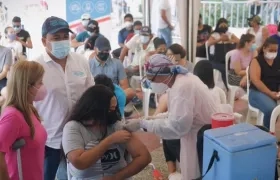 Gobernadora y alcalde porteño acompañaron la vacunación en la plaza de la iglesia de Puerto Colombia