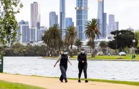 Varias personas realizan ejercicio en el Albert Park Lake en Melbourne, Victoria, Australia. 