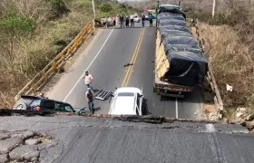 Tres vehículos quedaron atrapados hoy al derrumbarse un puente en una carretera de Ecuador.