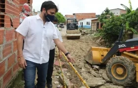 El Alcalde Jaime Pumarejo supervisando obras viales en el suroccidente de Barranquilla.