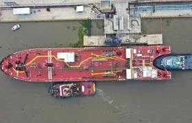 Barcaza de última tecnología cargando asfalto