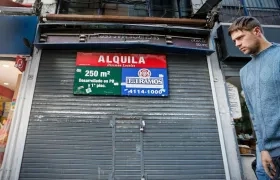 Un hombre pasa junto a un local cerrado, en Buenos Aires (Argentina).