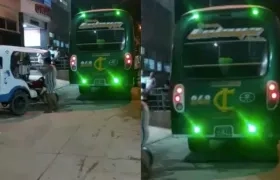 El bus atracado.