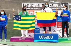 Sharid Fayad celebrando el título con la bandera colombiana.