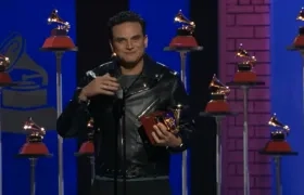 Silvestre Dangond al recibir el premio Latin Grammy en música vallenata.