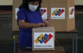 Una mujer ejerce su derecho al voto en un colegio electoral en Caracas, Venezuela, este domingo. 