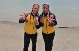 Las medallistas de bronce Manuela Gómez y Madison Velásquez.
