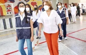 La Procuradora Margarita Cabello acompañada de la judicante Giselle Pinto en el puesto del Liceo Cervantes en Barranquilla. 