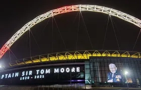 Estadio de Wmbley encendió sus luces en honor al capitán Tom Moore. 