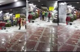 La entrada del local comercial quedó destruida tras la balacera