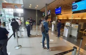 Pasajeros haciendo checking en el Aeropuerto El Dorado.