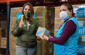 Directora del ICBF, Lina Arbeláez, recibe los sobres nutricionales de manos de Aida Oliver, de Unicef Colombia.