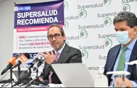 El Superintendente Fabio Aristizábal y el Delegado para la Supervisión Institucional, Oswaldo Bonilla.