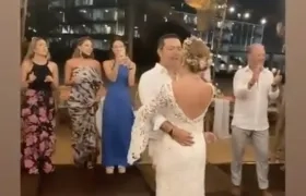 El concejal Juan Camilo Fuentes baila con su esposa.