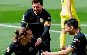 Antoine Griezmann y el delantero argentino del Barcelona Leo Messi, celebran un gol. 