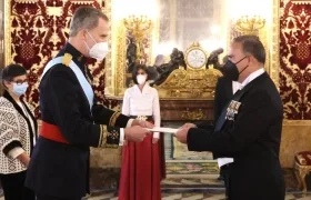 El rey Felipe VI recibe la Carta Credencial de manos del embajador de la República de Colombia, Luis Guillermo Plata Páez.