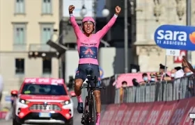 Egan Bernal, ciclista colombiano, celebra el título del Giro. 