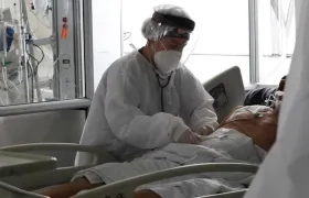 Paciente de Covid-19 es atendido en una unidad de cuidados intensivos en Bogotá.