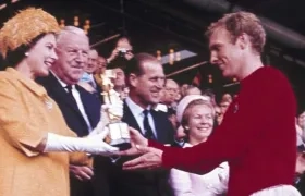 La reina Isabel II entrega la Copa del Mundo a Bobby Moore. 