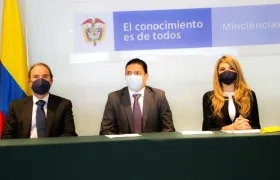 El Director de Colfuturo, Jerónimo Castro; el Ministro Eduardo Crissien y la Viceministra, Ana María Aljure.