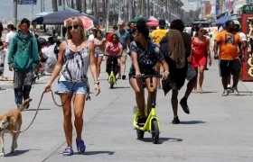 Gente caminando en Los Ángeles.
