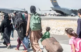 Afganos están siendo evacuados de su país.