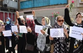 Las afganas realizaron una marcha desde el Ministerio de Relaciones Exteriores hacia las puertas del Palacio Presidencial, para ser escuchadas.