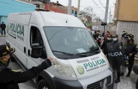 Un camión de policía traslada los restos mortales de Abimael Guzmán a la morgue del Callao, en Lima (Perú).