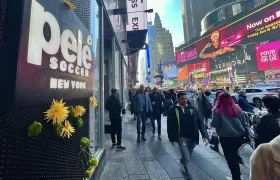 El Times Square adornado de flores amarillas y verdes