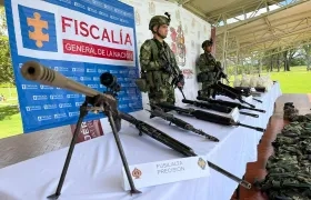 Integrantes del Ejército vigilan un armamento incautado en el Cantón Militar de la Tercera División en Popayán.
