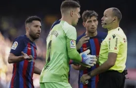 Ter Stegen, Jordi Alba y Sergi Roberto le protestan al árbitro Mateu Lahoz.