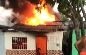 El incendio de la casa comenzó a las cinco de la mañana de este viernes.