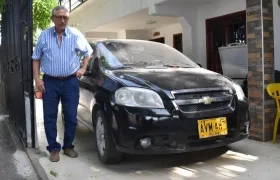 Carlos Hernández Pertuz tiene su carro en la terraza de la casa sin poder utilizarlo.