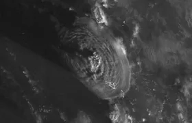 Imagen satelital tras la erupción de un volcán submarino en Tonga.