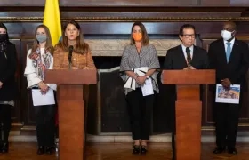 En rueda de prensa, la Vicepresidente y Canciller junto con el ministro de Agricultura, Rodolfo Zea; la Directora del ICBF, Lina Arbeláez, entre otros funcionarios.